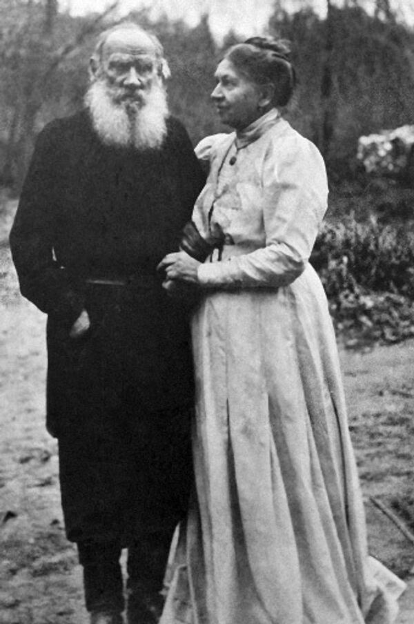 Писатель Лев Толстой с женой