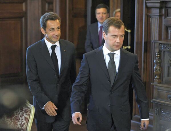 Президенты Франции и России Николя Саркози и Дмитрий Медведев во время встречи в подмосковном замке Майендорф