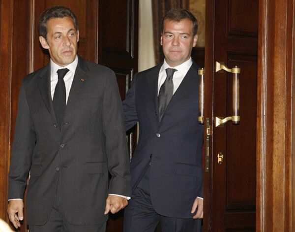 Президенты Франции и России Николя Саркози и Дмитрий Медведев во время встречи в подмосковном замке Майендорф