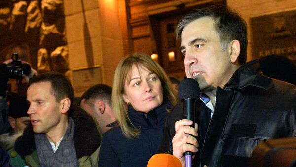 Михаил Саакашвили отвечает на вопросы журналистов неподалеку от площади Независимости в Киеве. 11 декабря 2017