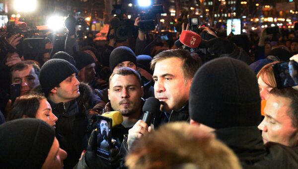 Михаил Саакашвили отвечает на вопросы журналистов неподалеку от площади Независимости в Киеве. 11 декабря 2017