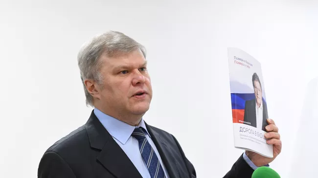 Пресс-конференция Сергея МитрохинаГлава московского отделения партии Яблоко Сергей Митрохин на пресс-конференции, посвященной представлению программы кандидата в мэры Москвы. 12 декабря 2017