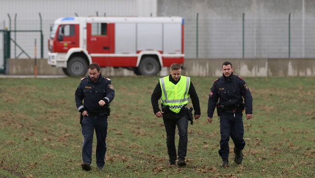 Полицейские на месте взрыва газопровода в Баумгартене, Австрия