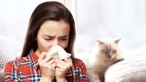 Девушка с аллергией на кошек