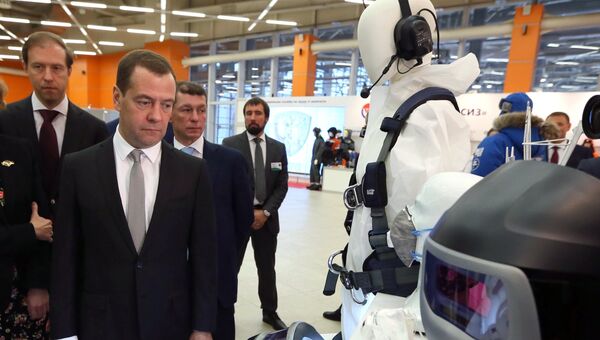 Дмитрий Медведев во время осмотра экспозиции XXI Международной специализированной выставки Безопасность и охрана труда. 12 декабря 2017