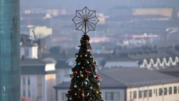 Украшение елочными игрушками главной новогодней елки в Грозном. Архивное фото