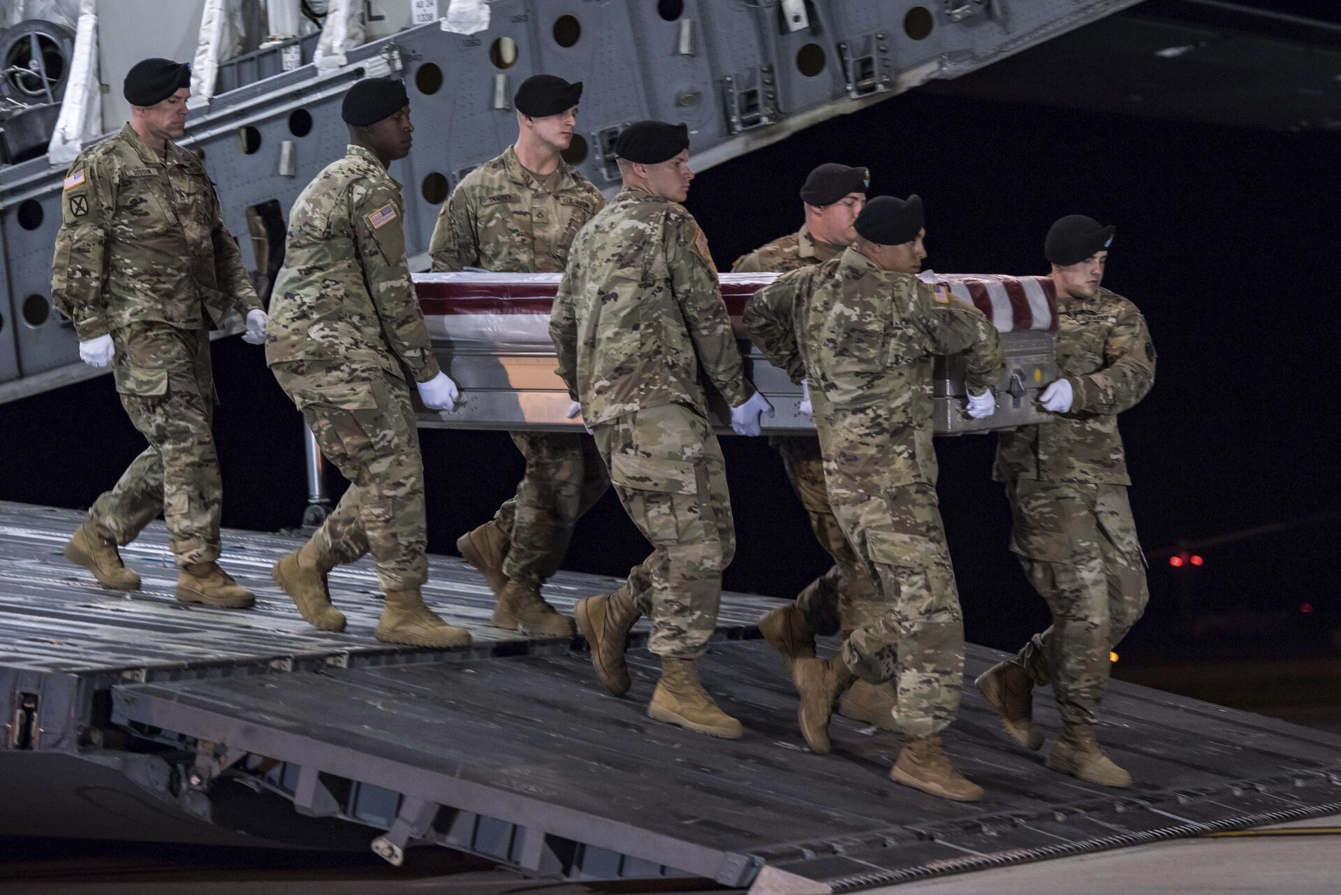 Военнослужащие 3-ей пехотной дивизии США выносят тело погибшего в Нигере американского сержанта на авиабазе Довер - РИА Новости, 1920, 02.11.2020