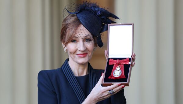 Писательница Джоан Роулинг получила знак Ордена Кавалеров чести в Букингемском дворце в Лондоне. 12 декабря 2017