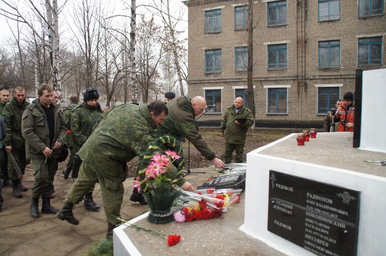 Возложение цветов к памятнику командиру шестого казачьего полка Народной милиции самопровозглашенной ЛНР атаману Павлу Дремову, погибшему при покушении в 2015 году. 12 декабря 2017 Возложение цветов к памятнику командиру шестого казачьего полка Народной милиции самопровозглашенной ЛНР атаману Павлу Дремову, погибшему при покушении в 2015 году. 12 декабря 2017