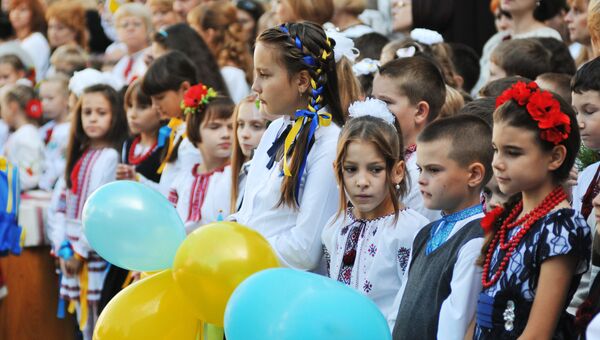 Ученики на торжественной линейке, посвященной Дню знаний, во Львове. Архивное фото