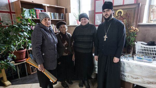 настоятель грозненского храма в честь Архангела Михаила священник Сергий с прихожанками настоятель грозненского храма в честь Архангела Михаила священник Сергий с прихожанками