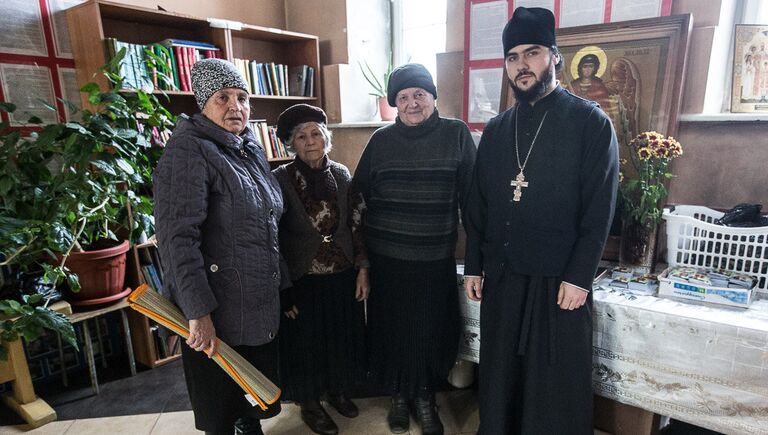настоятель грозненского храма в честь Архангела Михаила священник Сергий с прихожанками настоятель грозненского храма в честь Архангела Михаила священник Сергий с прихожанками