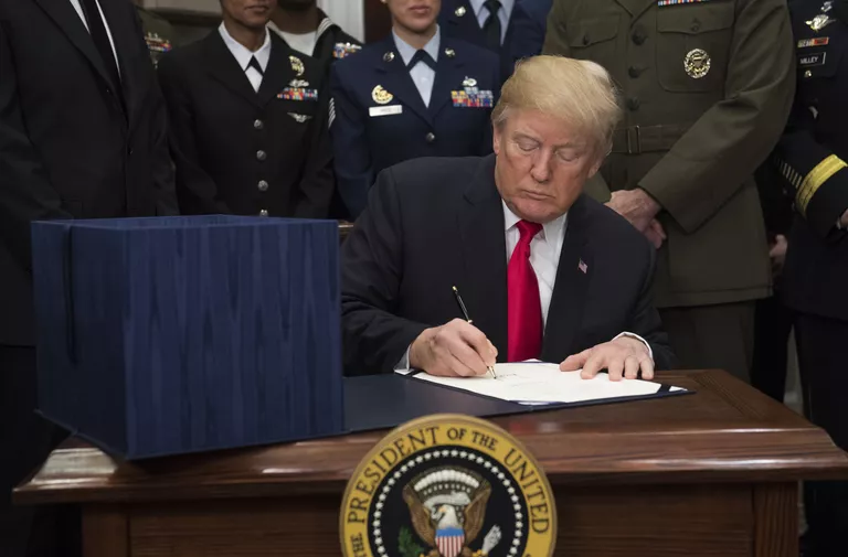 Президент США Дональд Трамп подписывает оборонный бюджет страны на 2018-й финансовый год в Белом доме, Вашингтон. 12 декабря 2017 Президент США Дональд Трамп подписывает оборонный бюджет страны на 2018-й финансовый год в Белом доме, Вашингтон. 12 декабря 2017