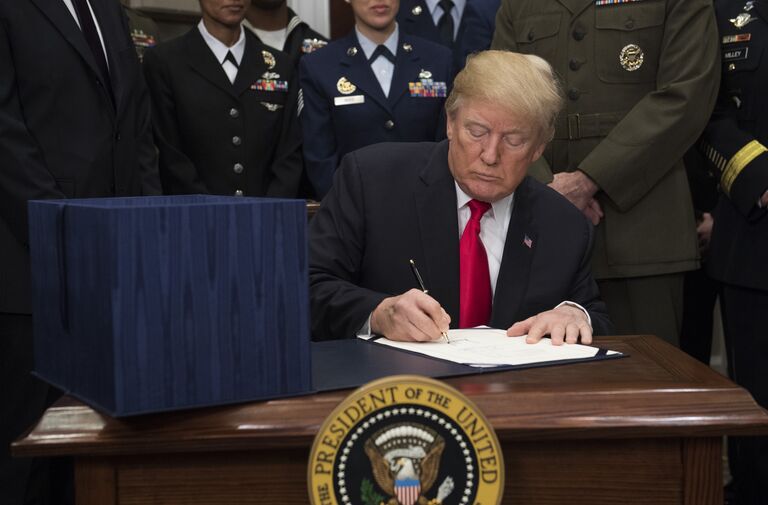 Президент США Дональд Трамп подписывает оборонный бюджет страны на 2018-й финансовый год в Белом доме, Вашингтон. 12 декабря 2017 Президент США Дональд Трамп подписывает оборонный бюджет страны на 2018-й финансовый год в Белом доме, Вашингтон. 12 декабря 2017