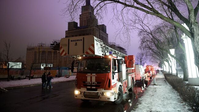 Автомобили пожарной службы МЧС России возле здания павильона №1 Центральный на ВДНХ, пострадавшего в результате пожара. 13 декабря 2017