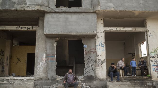 Люди на одной из улиц в секторе Газа. Архивное фото