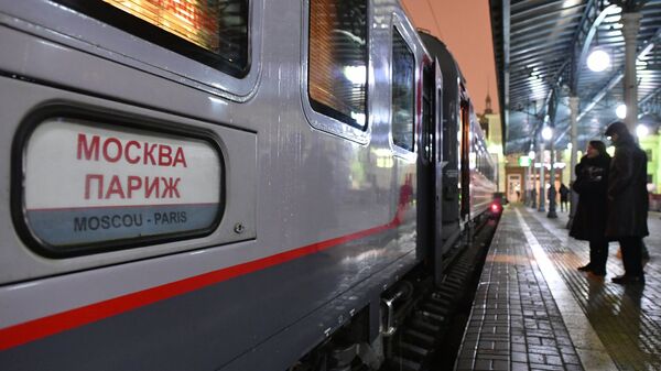 Поезд Москва - Берлин - Париж у перрона Белорусского вокзала Москвы