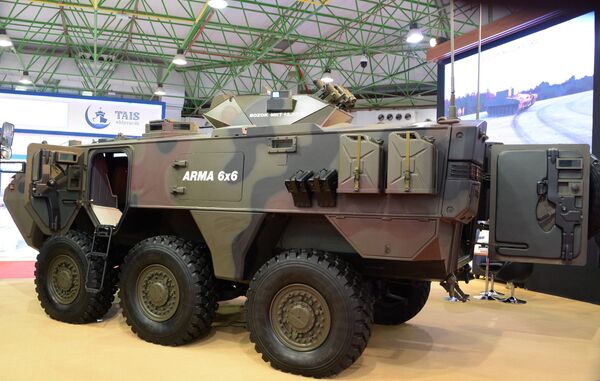 Универсальное многоколесное транспортное средство ARMA 6x6 турецкой компании Otokar на международной выставке вооружения и военной техники Gulf Defence & Aerospace-2017 в Эль-Кувейте
