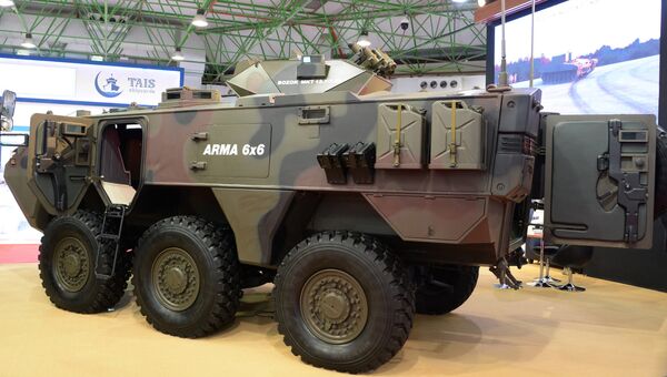 Универсальное многоколесное транспортное средство ARMA 6x6 турецкой компании Otokar на международной выставке вооружения и военной техники Gulf Defence & Aerospace-2017 в Эль-Кувейте