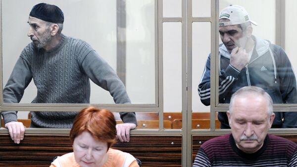 Обвиняемые в захвате заложников в Буденновске в 1995 году участники банды Шамиля Басаева во время заседания Северо-Кавказского окружного военного суда в Ростове-на-Дону. 13 декабря 2017