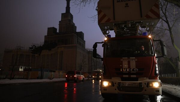 Автомобили пожарной службы МЧС России возле здания павильона №1 Центральный на ВДНХ, пострадавшего в результате пожара. 13 декабря 2017