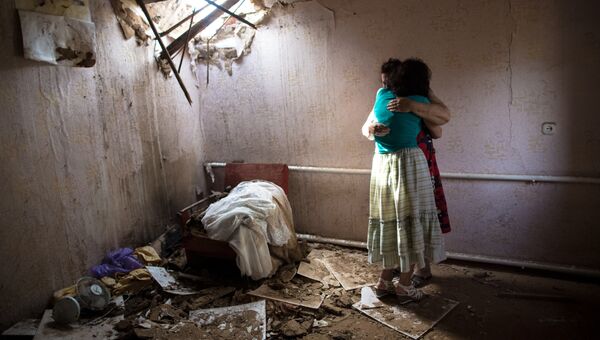 Женщины в доме, разрушенном в результате ночного артобстрела со стороны украинских военных на окраине Славянска