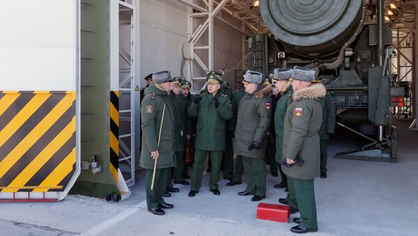 Министр обороны РФ Сергей Шойгу у подвижного грунтового ракетного комплекса пятого поколения Ярс в Новосибирске