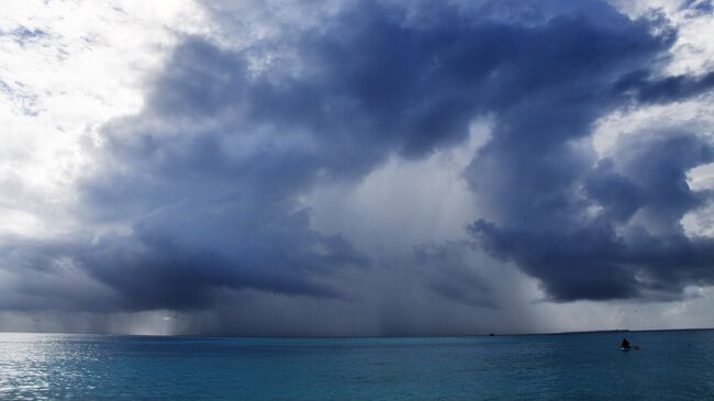 Грозовые облака над Индийским океанов в районе Мальдивских островов