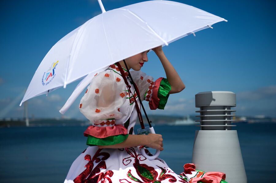 Девушка с зонтом на набережной бухты Аякс возле кампуса Дальневосточного федерального университета перед открытием выставки Улица Дальнего Востока в рамках Восточного экономического форума во Владивостоке