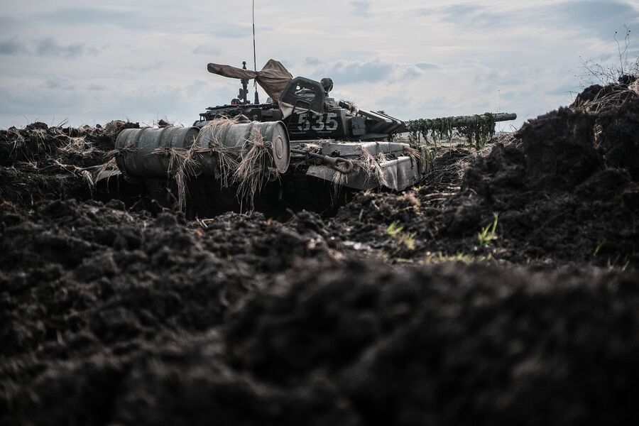 Танк на полигоне Молькино во время тактических учений Вооруженных Сил РФ в рамках внезапной проверки боеготовности войск южных регионов страны