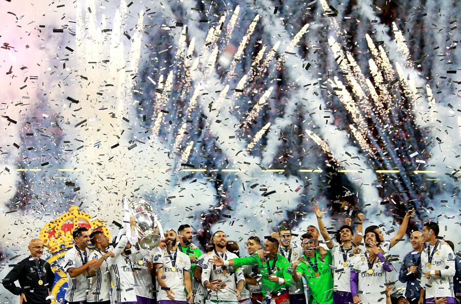 Игроки Реала на церемонии награждения после окончания в финальном матче Лиги Чемпионов по футболу сезона 2016/17 между ФК Ювентус (Турин, Италия) и ФК Реал Мадрид (Мадрид, Испания)