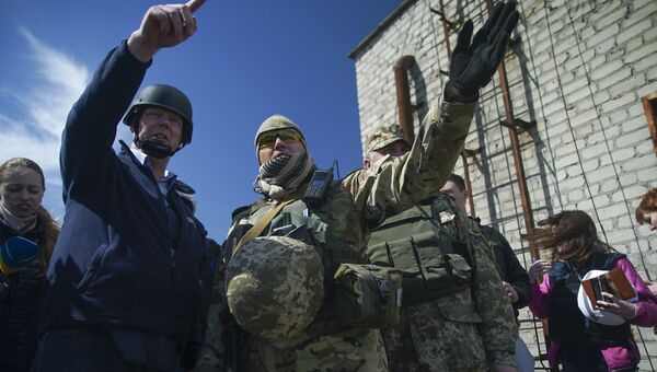Первый заместитель СММ ОБСЕ Александр Хуг и украинский военный СЦКК в Донбассе. Архивное фото