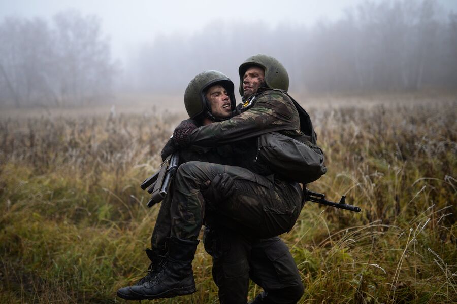 Марш-бросок во время квалификационных испытаний на право ношения крапового берета среди военнослужащих и сотрудников подразделений специального назначения Сибирского округа Росгвардии на базе учебного центра Горный в Новосибирской области