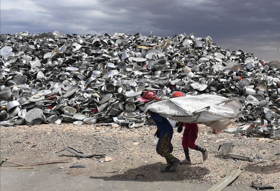 Рабочие на частном заводе по переработке меди и алюминия в пригороде Хомса