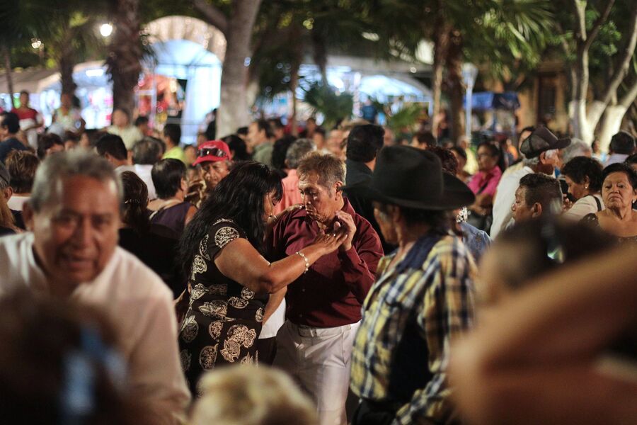 Вечерние танцы на центральной площади города Мерида