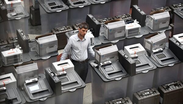Комплекс обработки избирательных бюллетеней в информационном центре ЦИК РФ. Архивное фото