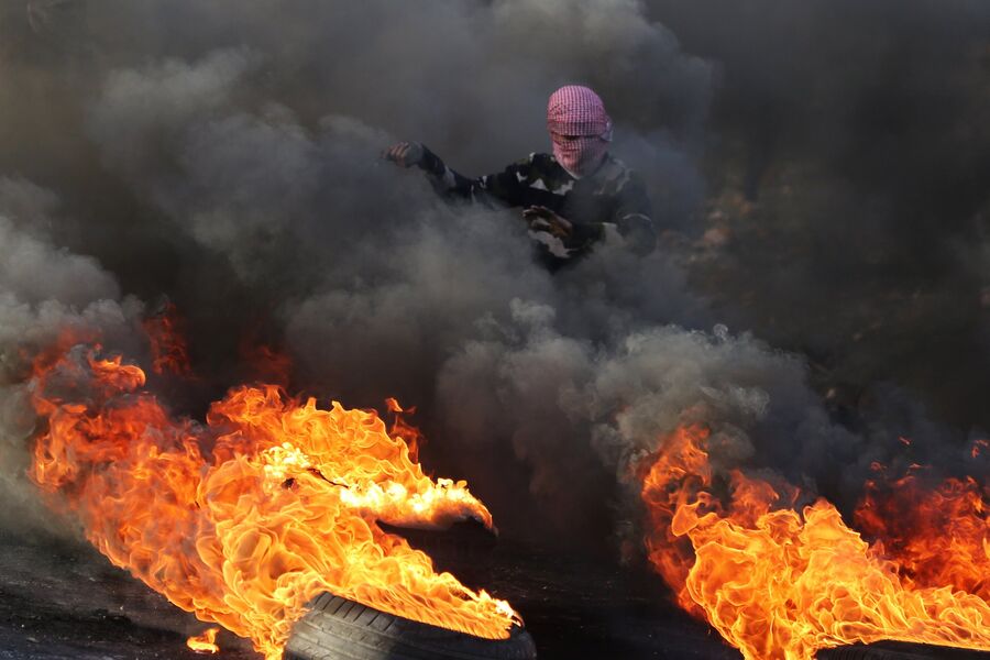 Протестующий во время столкновений на границе Палестины и Израиля в районе Рамаллы