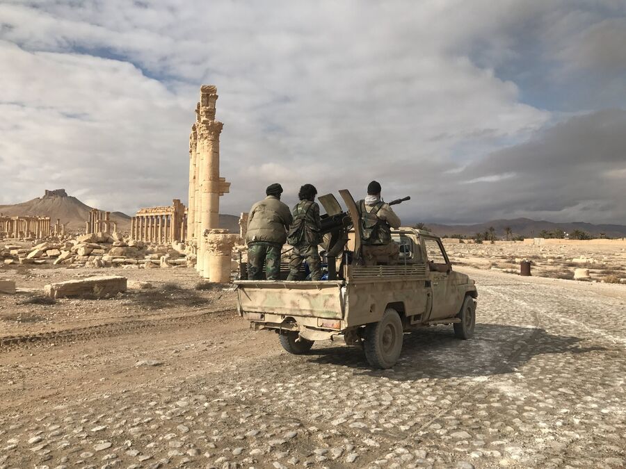 Военнослужащие Сирийской Арабской Республики возле историко-архитектурного комплекса Древней Пальмиры в сирийской провинции Хомс