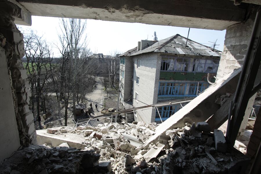 На улице Привокзальной в прифронтовом поселке Донецк-Северный в Донецкой области