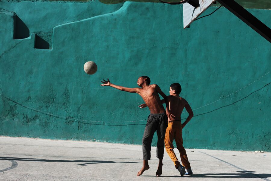 Мальчики играют в баскетбол в жилом районе Старая Гавана