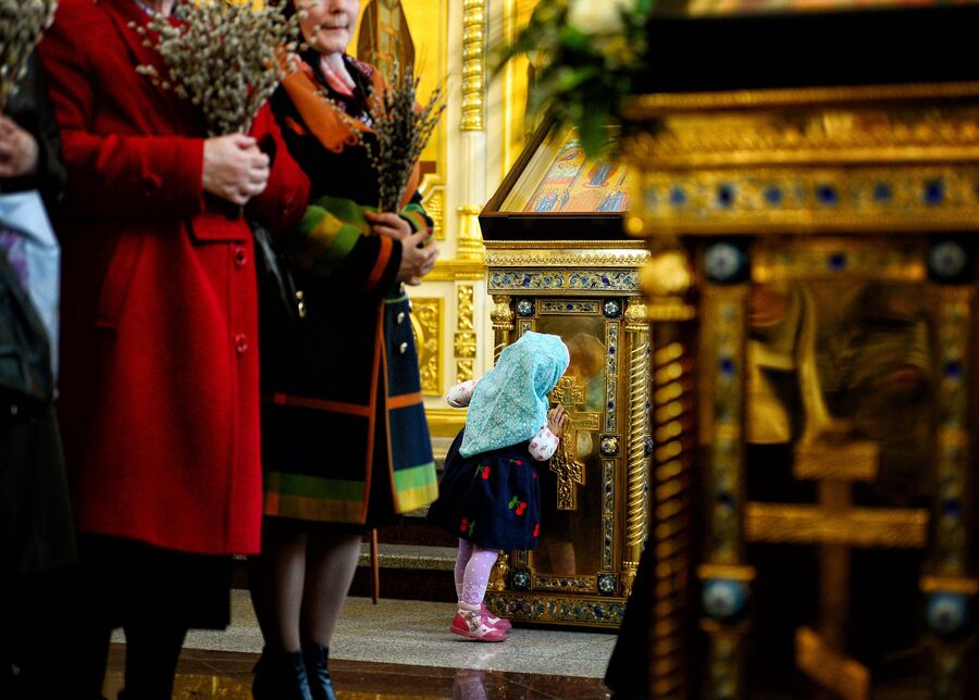 Верующие в Покровском кафедральном соборе во Владивостоке во время освящения вербы в праздник Входа Господня в Иерусалим