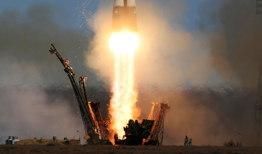 Пуск ракеты-носителя Союз-ФГ с транспортным пилотируемым кораблем Союз МС-04 с космодрома Байконур