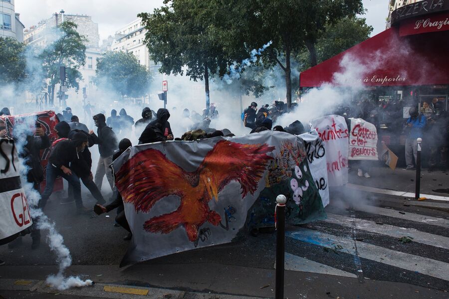 Участники акции протеста против нового трудового законодательства правительства Эммануэля Макрона в Париже