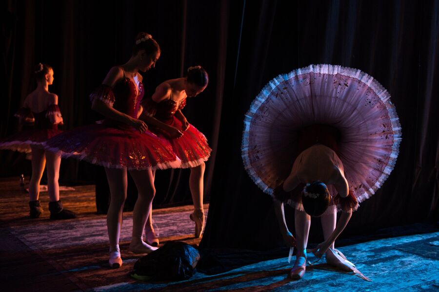 Учащиеся Новосибирского государственного хореографического училища во время ежегодного выпускного концерта на большой сцене Новосибирского академического театра оперы и балета