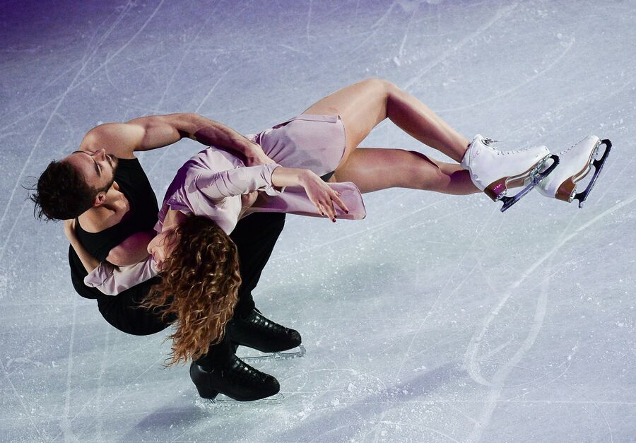 Габриэлла Пападакис и Гийом Сизерон (Франция), занявшие 2-е место в танцах на льду, во время показательных выступлений чемпионата мира по фигурному катанию в Хельсинки