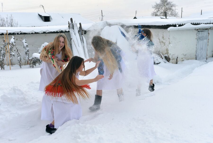 Девушки на зимнем празднике Святочных гаданий и колядок в деревне Петровское Челябинской области