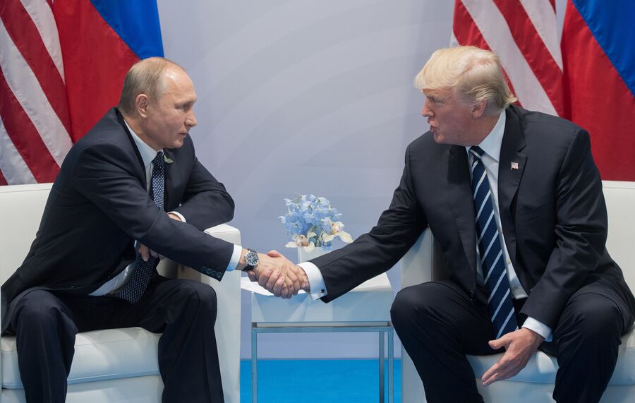 Президент РФ Владимир Путин и президент США Дональд Трамп (справа) во время беседы на полях саммита лидеров Группы двадцати G20 в Гамбурге