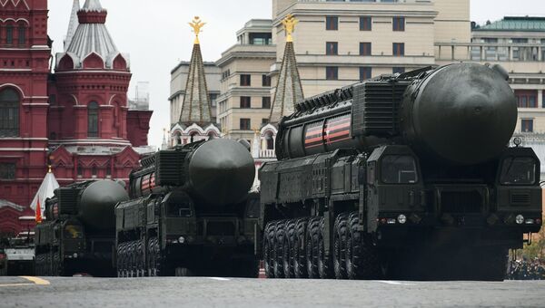 Подвижный грунтовый ракетный комплекс (ПГРК) Ярс с РС-24 на военном параде на Красной площади