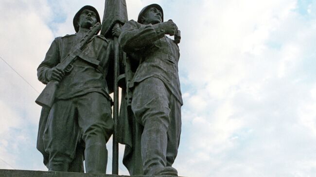 Памятник советским солдатам на Зеленом мосту в городе Вильнюсе, Литва. Архивное фото