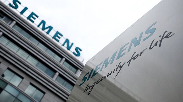 Вывеска на здании компании Siemens в Москве. Архивное фото